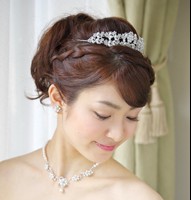 結婚式 髪型 花嫁 編み込み ティアラ 画像