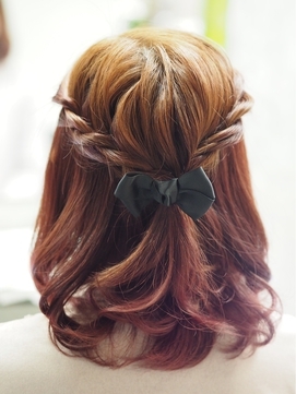 結婚式 髪型 ミディアム ハーフアップ 簡単