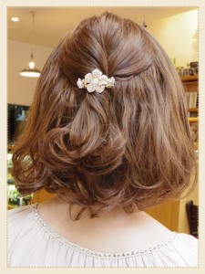 結婚式 髪型 ミディアム ハーフアップ 簡単